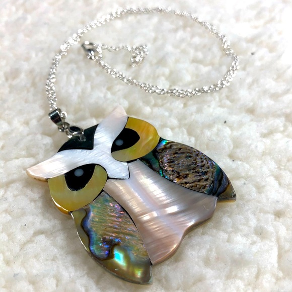 Owl abolone shell pendant necklace in many colors, beautiful on silver chain - Picture 2 of 8